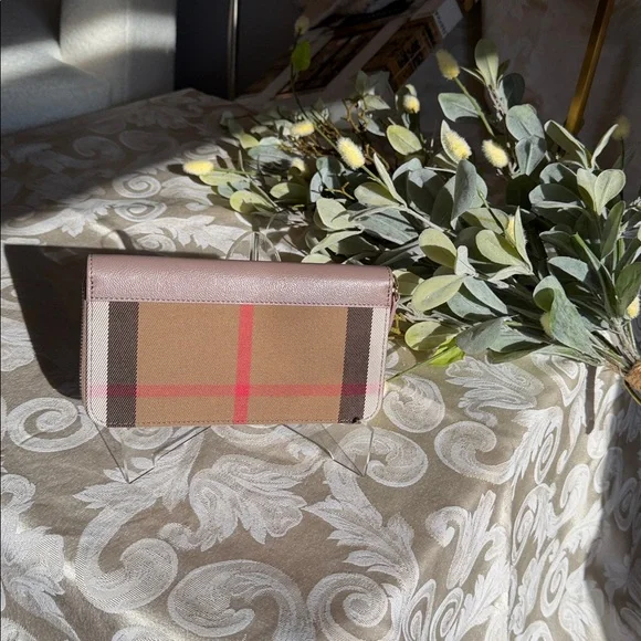 Burberry NEW with original tags, plaid full zip around wallet! $690 Retail - Picture 7 of 16